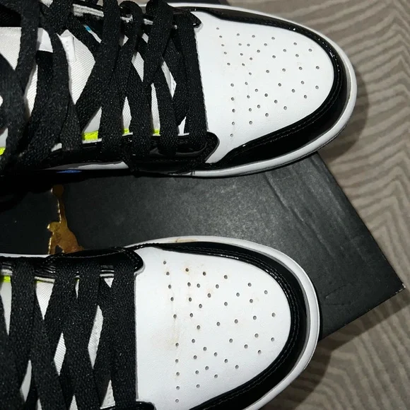 Air Jordan 1 Mid SE “Voltage” - Picture 5 of 6